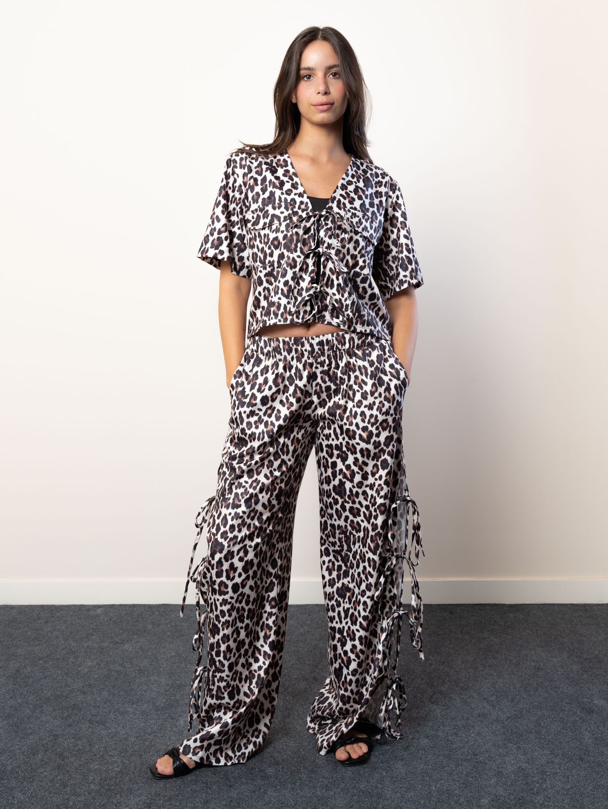 wide leg trousers with side bow’s